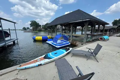 Image de Lake House on lake Conroe 8 minutes off I45. Ready for family or business! Toys!
