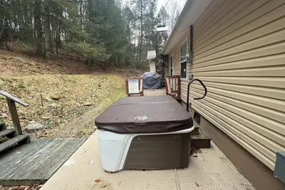Image de 4-bedroom home: hot tub surrounded by woods near New River Gorge & Summersville