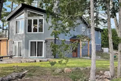 Image de Luxurious pet friendly 4-bedroom cottage in Coe Hill with year round hot tub