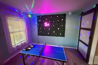 Image de Relax, Snap, and Stream In Style. Spacious 4 King Bed Room w\/Game Room.