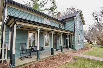 Image de Charming 4 Bed, 2. 5 Bath home minutes from Madison perfect for any occasion.