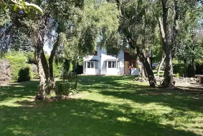 Image de Casa con chimenea interior y amplio jardín con parrilla