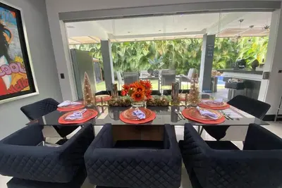 Image de Spacious house, WiFi in awesome Lindora on 18 hole golf course with private pool