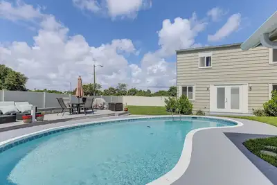 Image de 6 Mi to Riviera Beach: Wpb Retreat w/ Pool Access!
