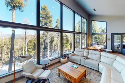 Image de New Luxury Home | Hot Tub | Fireplace | Modern Mountain Mosaic