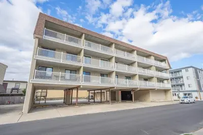Image de 2 Bedroom Condo Across the Street from the Beach!