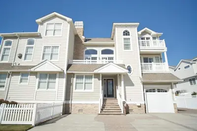 Image de Beach Block Home Steps to the Beach & Promenade!