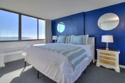 Image de Oceanfront 2br Condo w/ Balcony & Pool in Myrtle Beach's Golden Mile! Sleeps 8