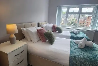 Image de Cosy 4-Br Near Jlr Wolverhampton & Transport Links\n