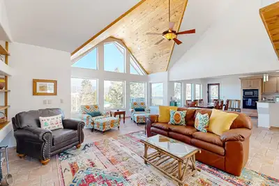 Image de Mountainside retreat with amazing views, fireplace, large deck & hot tub