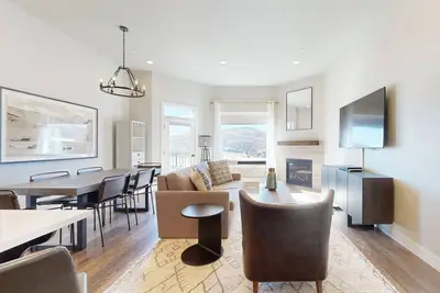 Image de Beautiful resort condo with pool, gym, mountain views + shuttle