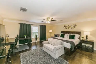 Image de Big and cozy 4 bedrooms with a gorgeous backyard!