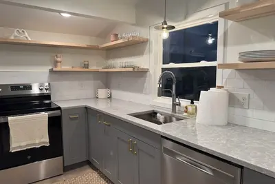 Image de New 2024-Renovated Modern Farmhouse - Top Floor Unit