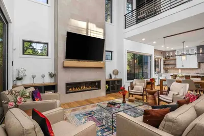 Image de Magnificent Lake Oswego Luxury Estate, Incredible Indoor / Outdoor Living w/ Fireplace, Game Room