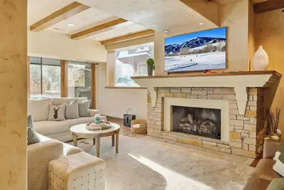 Image de Luxury Hillside Home with Private Rooftop Hot Tub + Epic Views