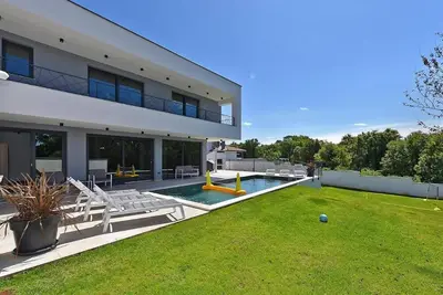 Image de Villa spacieuse avec piscine et jardin à Stokovci