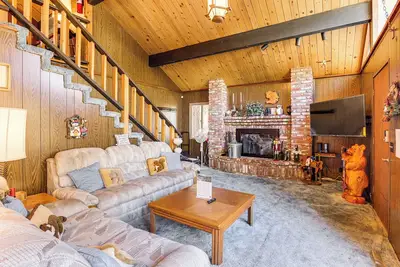 Image de 1 Mi to Skiing & Hiking: Big Bear Cabin