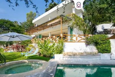Image de Luxury House with Pool, fire Pit & Lake view
