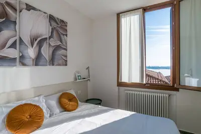 Image de Cosy and bright apartment of 65 sqm, located on the first floor of a building (without lift) with a shared garden and private parking space. The property is located in the lakeside village of Pusiano and enjoys a splendid lake view, which can be accessed