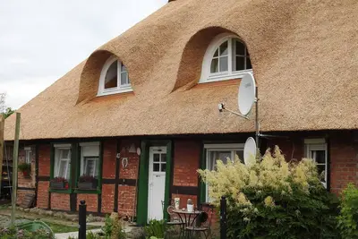 Appartement 'Urlaub Unterm Reetdach' avec jardin privé et Wi-Fi