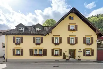 Image de Appartement 'Altes Forsthaus - Fewo Bianca' avec vue sur les montagnes, terrasse privée et Wi-Fi