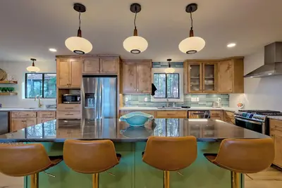 Image de Lakeside Therapy   By Chatuge Home Concierge<br>Lakefront, Dock, Firepit, Ping Pong