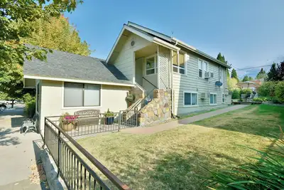 Image de 4 Homes in downtown Mt. Shasta sleeps 24! !