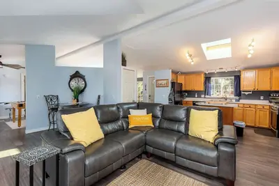 Image de 3-Bed 2 Bath Home in Bend with Hot Tub, Game Room