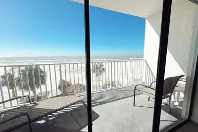 Image de Sea Breeze- 205 Direct Beach Front 1 bed/1bath condo on Madeira Beach