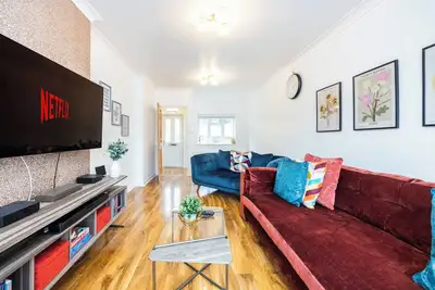 Image de 4 Bed House | Caterham | Sleeps 8 | Contractors | Families