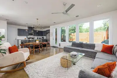 Image de Luxe 3br, Cowboy Pool, Close to Downtown