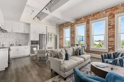 Image de Sail Away at The Brent Lofts