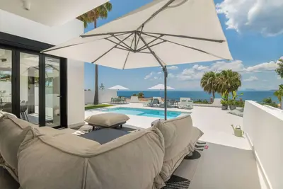 Image de Villa in Estepona with Amazing Sea Views