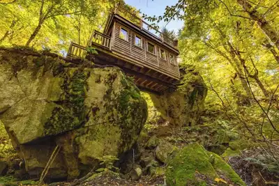 Image de Cabane dans les arbres #06 | La \"Rockhouse\"