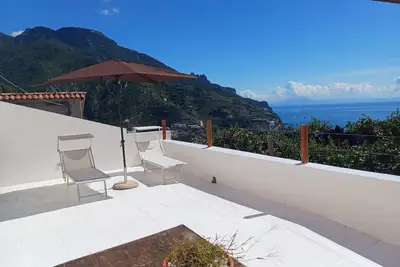 Image de Panoramic house nestled in a characteristic lemon grove on the Amalfi Coast.