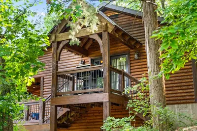 Image de Nature meets convenience at this 2brCabin! Hot tub