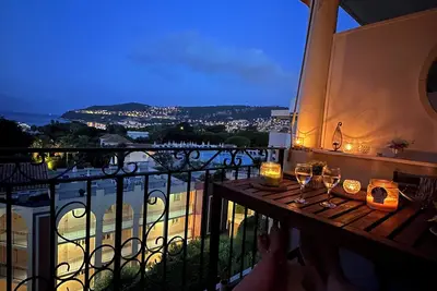Image de appartement avec vue mer \/piscine. Access direct a la plage
