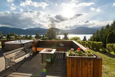 Image de Breathtaking Views of Skaha Lake & Mountains Our 6br/5. 5ba with Hot Tub