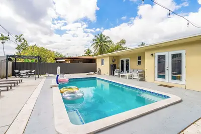 Image de Stylish Miami Oasis: 4br, 2 Ba, Saltwater Pool, Gated Parking, 10 Mins to Beach