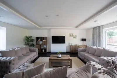 Image de 7 Bed Barn with Cinema and Games Room
