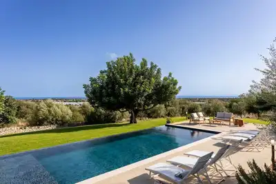 Image de Beautiful villa with pool, jacuzzi and panoramic view of the countryside.