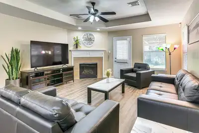 Image de 4 Mi to Airport: Home in Houston w\/ Yard!