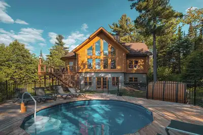 Image de Chalet White Wolf Spa au Lac Fiddler avec spa, sauna et piscine privée