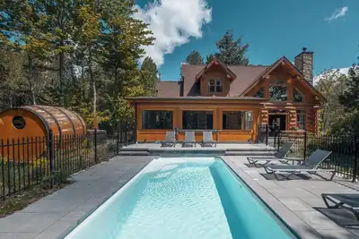 Image de Chalet Silver Fox au Lac Fiddler avec spa, sauna et piscine privée