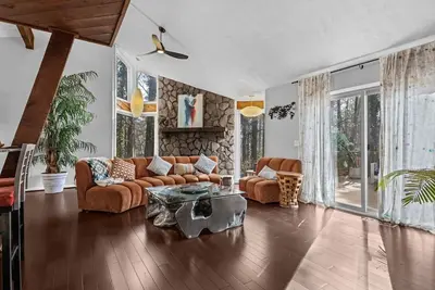 Image de 406) Massive home in a great area!
