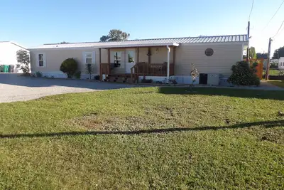 Image de Shadow's Oasis, Tropical Cozy 2\/2 w\/ Pool, Sundeck & Fishing in your own space!