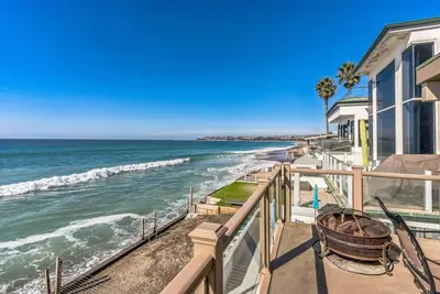 Image de Massive 5 bedroom overlooking the water!