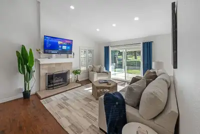 Image de Golf course & Mountain View in Thousand Oaks. Family friendly home near hiking!