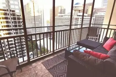 Image de Comfy Downtown Condo w/ Balcony