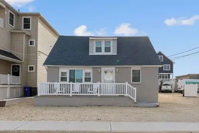 Image de Spacious 5-bedroom mother/daughter ocean block home in Ortley Beach